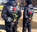 Цветочный патруль: в Астрахани полицейские дарят цветы автоледи
