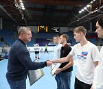 Игорь Бабушкин вручил сертификаты на губернаторские стипендии юношеской сборной по гандболу