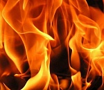 В Астрахани сгорели заброшенный и жилой дома