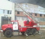 В Астрахани горит завод резиновой обуви: город заволокло дымом