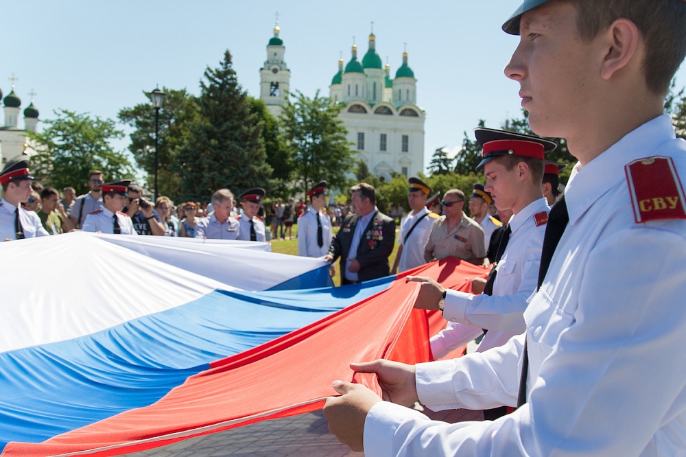 День России в Астрахани отметили поднятием флага