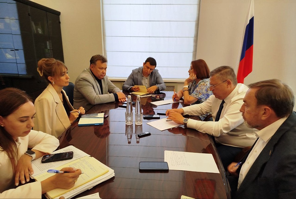 Астраханцы пожаловались главе правительства на мусор, который не вывозят неделями и месяцами