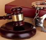 В Астрахани пошел под суд бывший полицейский, "подаривший" знакомой героин 