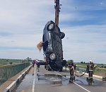 Под Астраханью иномарка вылетела с моста в ерик: водителя разыскивают