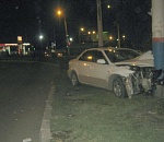 В Астрахани автоледи въехала в столб: пострадало три человека