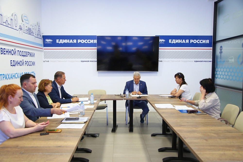 Депутат Госдумы Леонид Огуль помог астраханке получить экзопротез