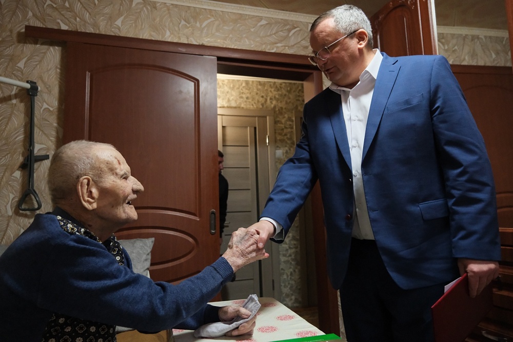 Игорь Мартынов поздравил астраханского ветерана со 101-летием