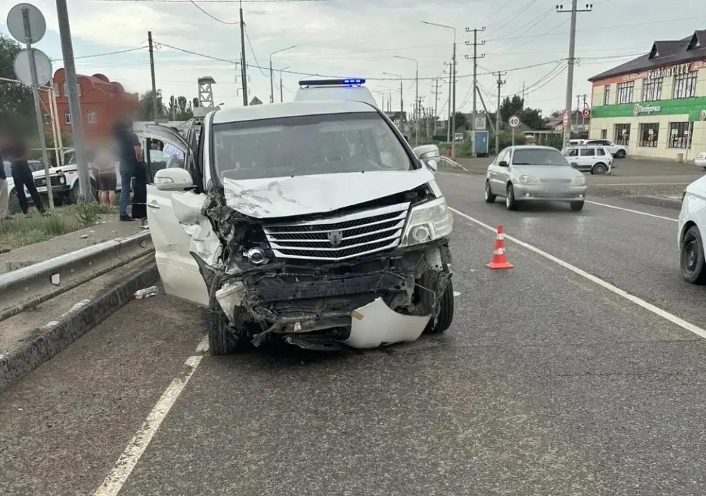 Двух детей и пенсионера увезли в больницу после ДТП под Астраханью