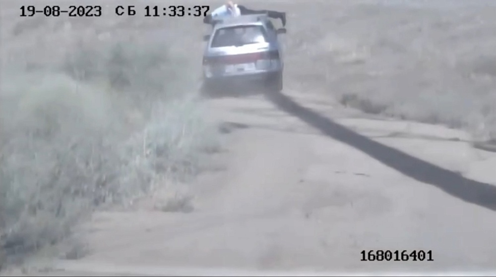 Астраханец сбил полицейского, а затем протащил его на крыше авто 