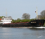 Под Астраханью застрял теплоход с моряками