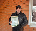 Водитель мусоровоза спас астраханку от стаи бродячих собак