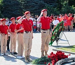 В Братском саду Астрахани память павших защитников Родины почтили более 400 человек 