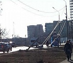 В Астрахани на проезжую улицу упал бетонный столб 