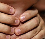 Астраханец едва не задушил супругу, неожиданно вспомнив об ее измене спустя полгода