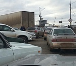 Еще одна фура сегодня перегородила астраханцам путь через Волгу (на этот раз Старый мост)