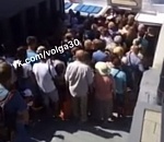 Многокилометровую очередь на речной трамвайчик засняли в Астрахани