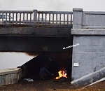 Астраханец развел костер под мостом