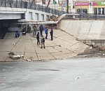 В центре Астрахани на льду все еще рыбачат смертники