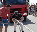 Астраханский депутат тянет на себе не только развитие городского спорта, но и 12-тонный грузовик (шок! фото!)