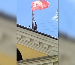 В Астрахани на улице Советской водрузили Знамя Победы
