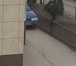 Астраханка идет по дороге с коляской из-за водителя-эгоиста (ВИДЕО)