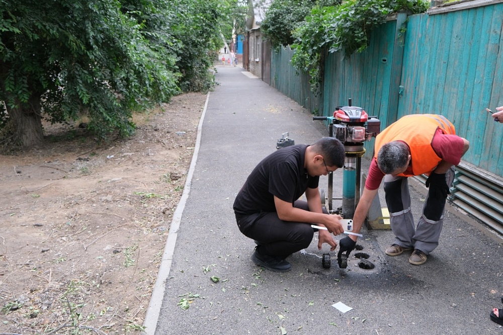 В Астрахани измерили толщину свежеуложенного асфальта