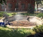 В Астрахани ремонтируют скандально известный фонтан