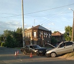 В центре Астрахани одна машина забодала другую