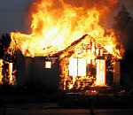 Пылающий дом в Астрахани чуть не унес четыре жизни