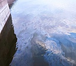 В центре Астрахани обнаружили большое маслянистое пятно