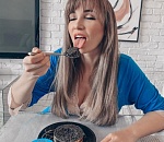 Анфиса Чехова опубликовала сексуальное фото с астраханской икрой