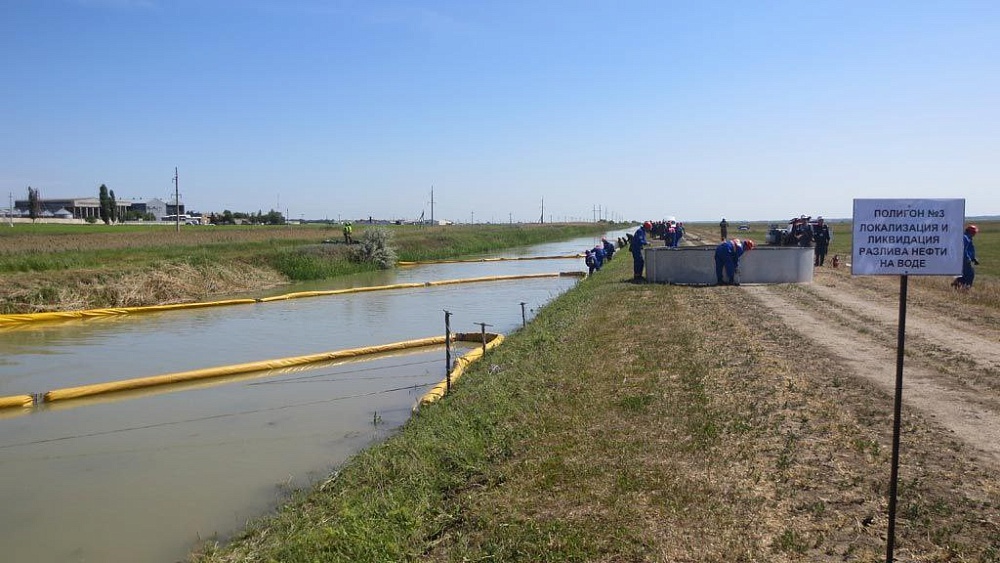 Объекты нефтепроводной системы в Астраханской области укрепляют к паводку