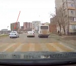 На видео попала "наглая" езда автомобилиста 