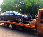 Крутую машину астраханца увезли прямо на его глазах