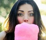 Астраханец ужаснулся технологии изготовления сладкой ваты на городской детской площадке 