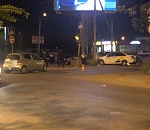 Ночью в Астрахани водитель такси хотел проскочить, но врезался в столб. Есть пострадавшие