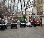 Фото дня: а за ним спасатели на воздушном шарике