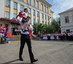 Прощай, школа! Здравствуй, взрослая жизнь! Как в астраханской гимназии прошел последний звонок