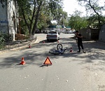 В Астрахани таксист сбил велосипедиста во дворе дома