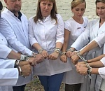 Астраханские врачи сковали себя цепью в поддержку осуждённого коллеги