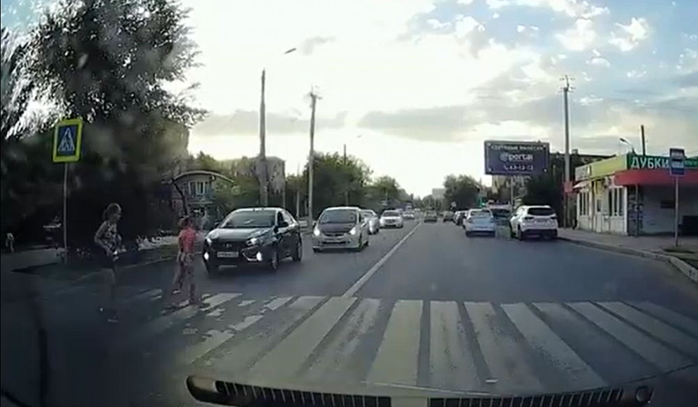 В Астрахани наглый водитель выехал на встречку и чуть не сбил трёх девочек на зебре: видео