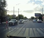 В Астрахани наглый водитель выехал на встречку и чуть не сбил трёх девочек на зебре: видео