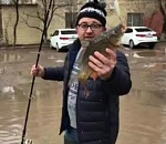 Вы удивитесь, узнав, где астраханец поймал рыбу (ВИДЕО)