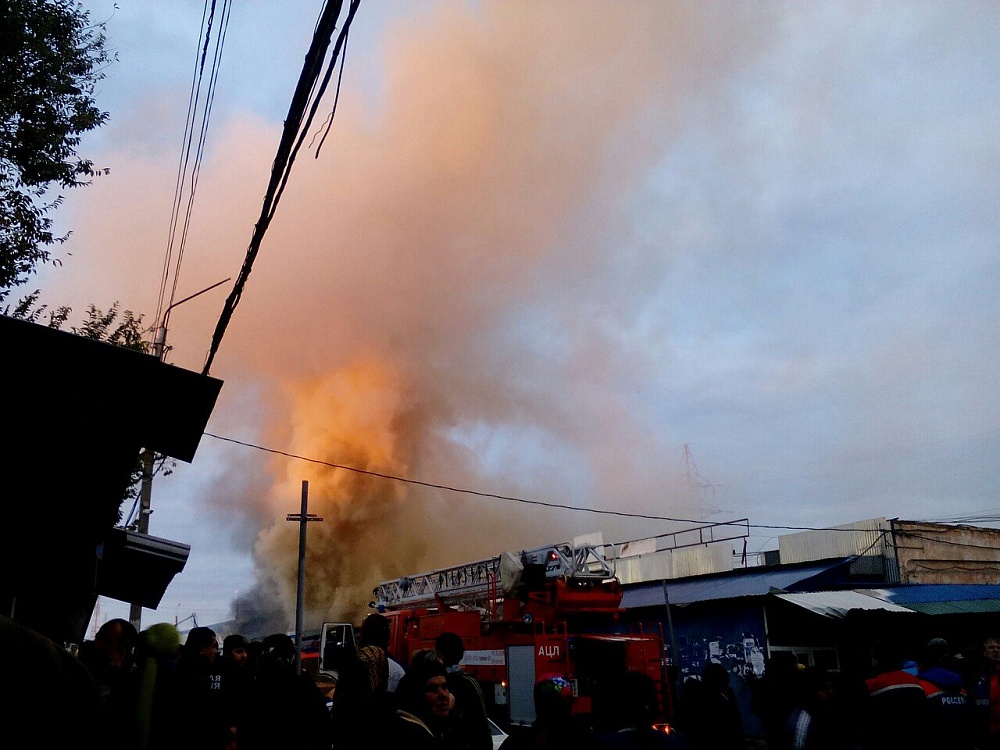 В Астрахани на рынке Большие Исады крупный пожар (ОБНОВЛЕНО!)