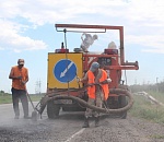На трассе Астрахань-Волгоград идет ямочный ремонт