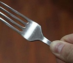 Астраханец грозил убить молодую соседку вилкой