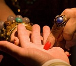 Мошенницы вместо порчи с астраханки, сняли 140 тысяч с ее карты