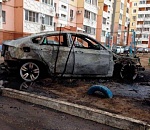Астраханцы сожгли иномарку, припаркованную на детской площадке