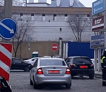 Астраханцы предупреждают о запрещенном выезде с парковки торгового центра