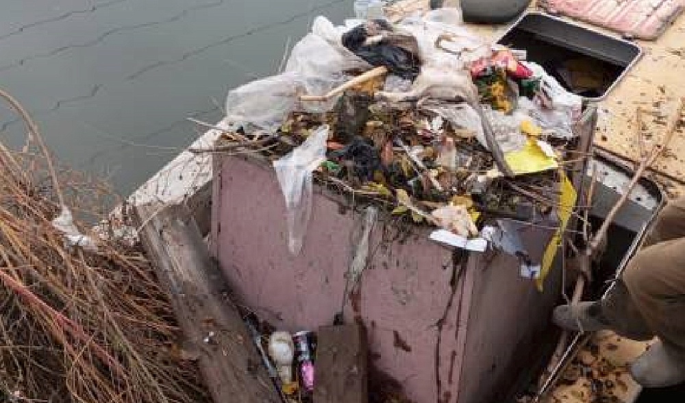 Городские каналы Астрахани продолжают очищать от мусора